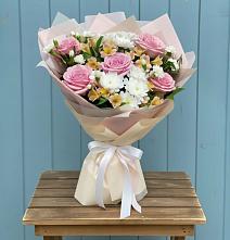 Букет цветов из:  Гвоздики, Орхидеи и Розы в Сосновке