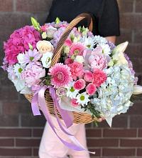 Цветочная композиция из Розы, Хризантемы, Пионы и Лизиантусы в корзине в Сосновке
