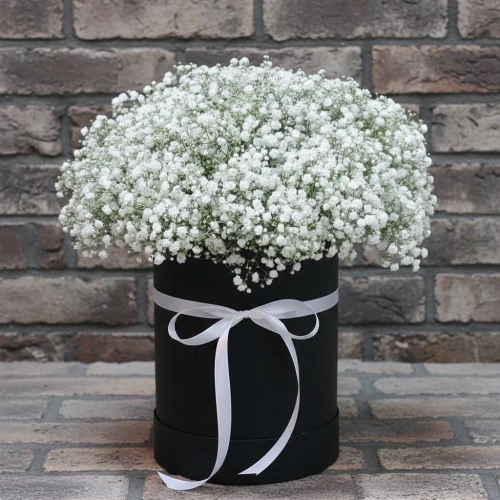 Цветочная композиция из Гипсофила в шляпной коробке в Сосновке