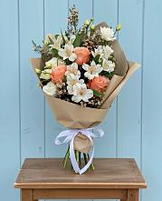 Букет цветов из:  Альстромерии, Лизиантусы, Розы и Хризантемы в Сосновке