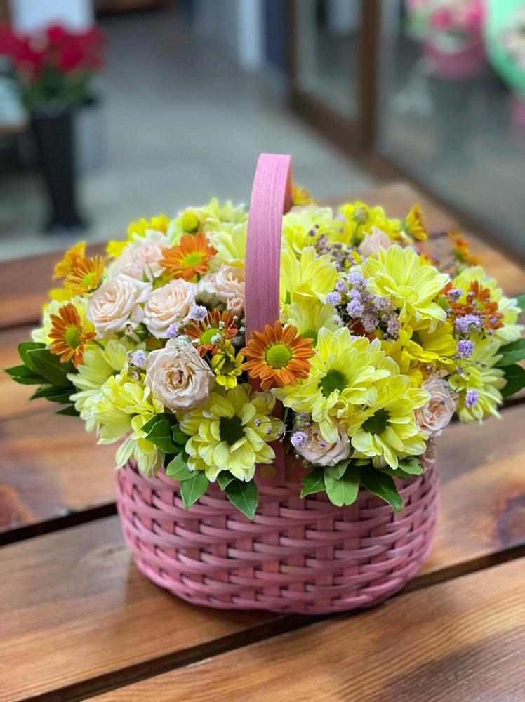 Цветочная композиция из Хризантемы и Розы в корзине в Сосновке