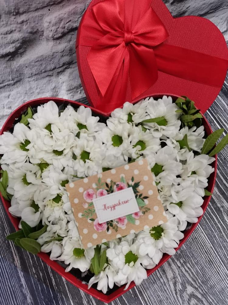 Цветочная композиция из Хризантемы в виде сердца в Сосновке